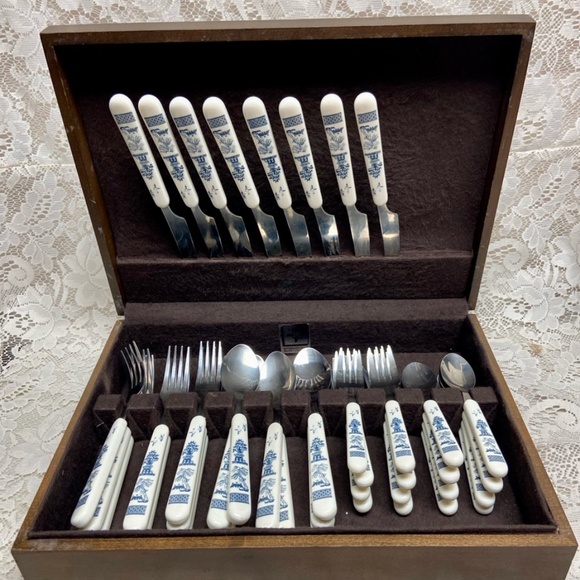 Vintage, 32pc Blue Willow Flatware, Service for with Wooden Box